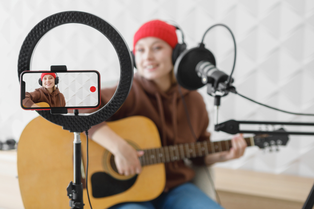 ギターを弾く女性の画像