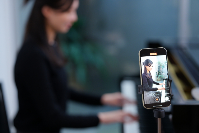 ピアノを弾く女性の画像